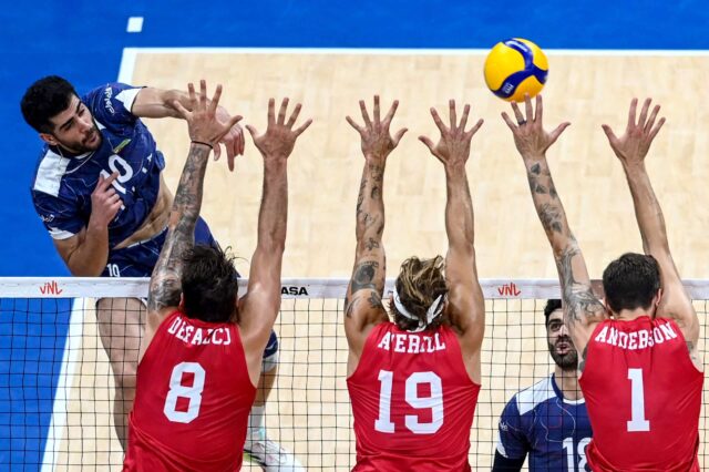 Irán bude bankovníctvo na najlepšom opačnom oproti Ázii Amin Esmaeilnezhad, keď súťaží na Filipínach v bazéne majstrovstiev sveta volejbalu mužov FIVB vo volejbale v Mall of Asia Arena.