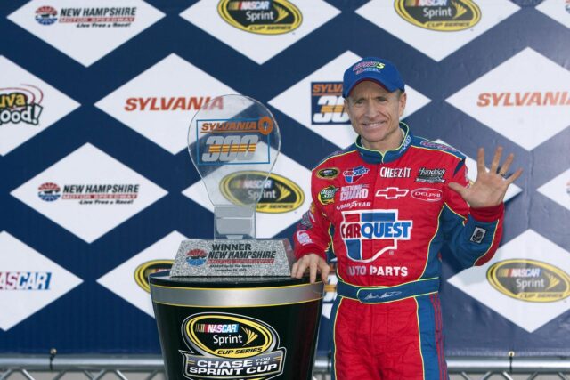 Mark Martin (55) vedie sériu Sprint Cupu NASCAR Samuel Acts 400 v Brickyard. Zdroj: Getty