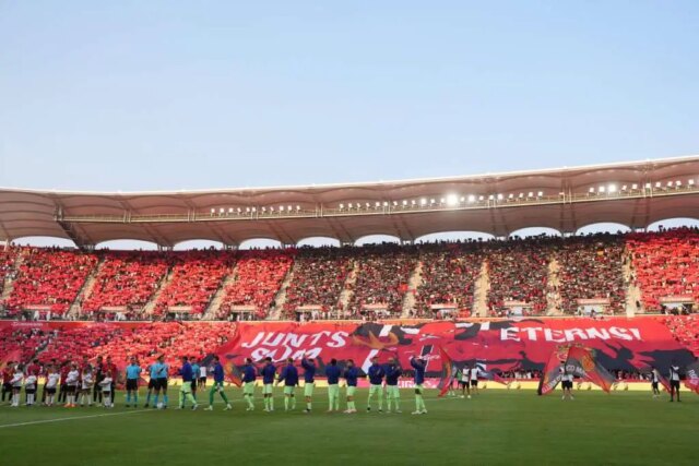 Fanúšikovia Mallorca vystrelili v Barcelone v otvárači La Liga.



