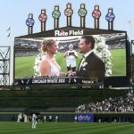 Dvaja celoživotní fanúšikovia Chicago White Soxi nahrádzajú 60-sekundovú svadbu u bývalej White Sox Player a 1983 Svadobné kúpele Ron Kittle.