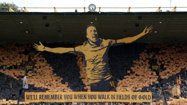 Fanúšikovia Wolverhampton Wanderers odhaľujú Diogo Jota Tifo pred zápasom Manchester City.

