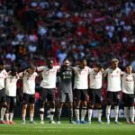 Počas ticha minúty vo Wembley došlo k hluku z časti davu
