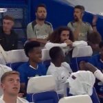 Fanúšikovia Chelsea našli reakciu Liama Deapa na gól Joaa Pedra proti Bayerovi Leverkusenovi