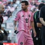Fort Lauderdale, Florida -august 2: Lionel Messi #10 z Inter Miami CF vyzerá navrhnuté, keď opúšťa pole so zranením počas zápasu fázy 1 ligy medzi Inter Miami CF a klubom Necaxa na štadióne Chase Stadium 2. augusta 2025 vo Fort Lauderdale. (Foto: Leonardo Fernandez/Getty Images)