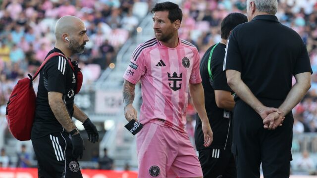 Fort Lauderdale, Florida -august 2: Lionel Messi #10 z Inter Miami CF vyzerá navrhnuté, keď opúšťa pole so zranením počas zápasu fázy 1 ligy medzi Inter Miami CF a klubom Necaxa na štadióne Chase Stadium 2. augusta 2025 vo Fort Lauderdale. (Foto: Leonardo Fernandez/Getty Images)