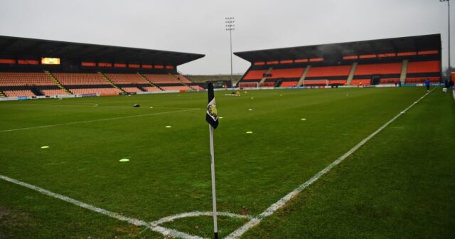 Footballeur prometteur, 18 ans, tué dans un accident de la circulation sur la route alors que les hommages versent
