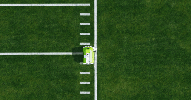 Futbalové pole kreslenie liniek? Toto je teraz práca pre robotov

