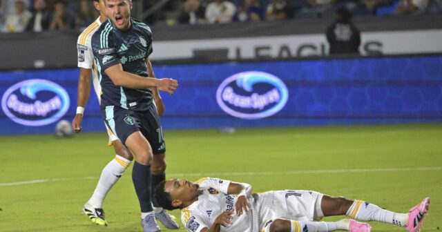 Galaxy zamknutá Seattle v semifinále hrnčeka lig 


