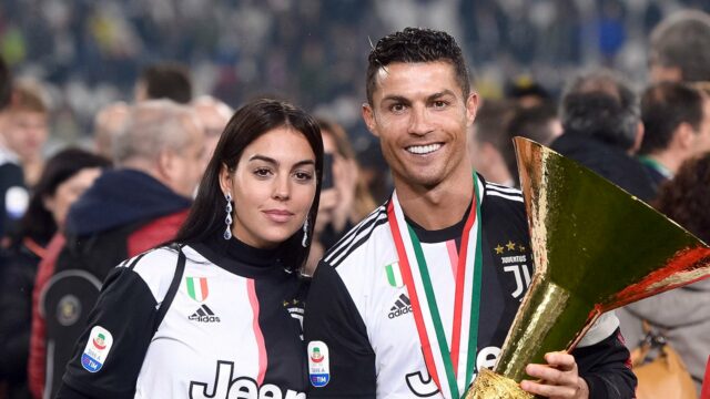Georgina Rodriguez predvádza Cristiana Ronalda s masívnym zásnubným prsteňom

