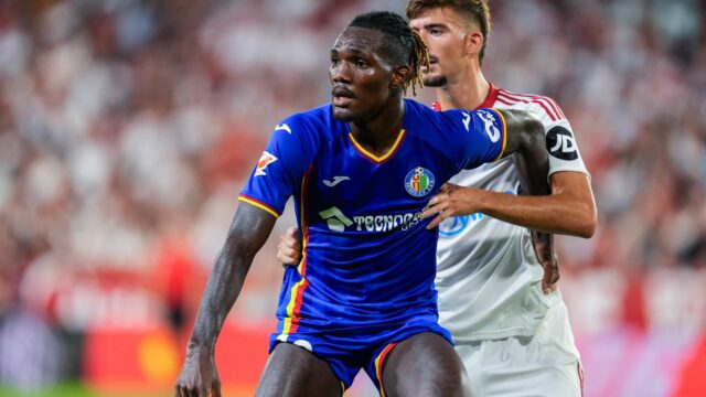 Getafe Head of State zachytená ako Christantus Uche do Wolves Legend sa odohráva 

