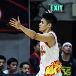Dážď alebo lesk Elasto Painters 'Gian Mamuyac počas semifinále Filipínskeho pohára PBA proti TNT Tropang 5G.