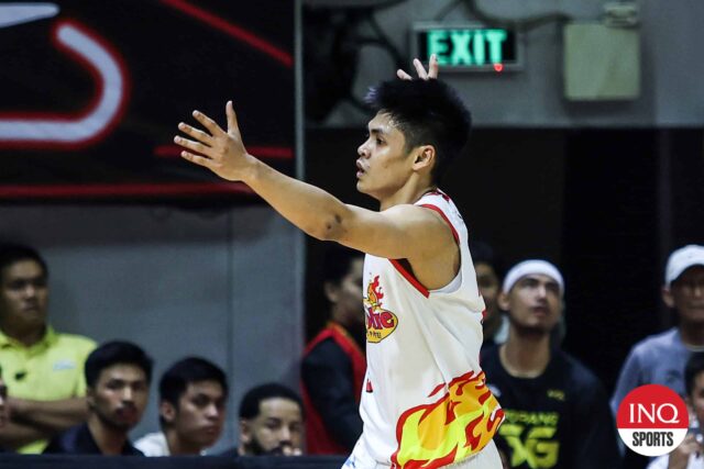 Dážď alebo lesk Elasto Painters 'Gian Mamuyac počas semifinále Filipínskeho pohára PBA proti TNT Tropang 5G. 