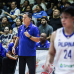 Tim Cone, tréner Gilas Pilipinas, počas hry melódie proti Macau Black.