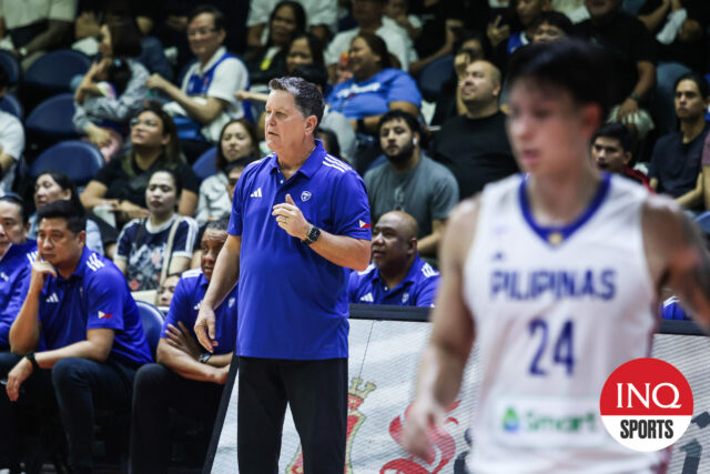 Tim Cone, tréner Gilas Pilipinas, počas hry melódie proti Macau Black. 