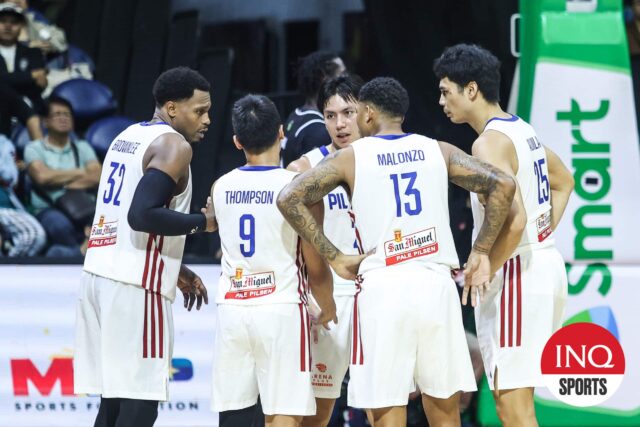 Tim Cone drží tváre Gilas, vrátane Ophtha a Malonzo