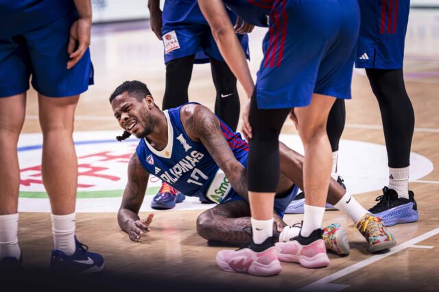 CJ Pérez de Gilas Pilipinas trpí zranením členku počas zápasu proti Saudskej Arábii vo Fiba Ázijskom pohári v roku 2025.