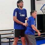 Timcone (napravo) ukazuje jún Mar Fajardo laná počas tréningu. —Poto Z stránky Facebook Fromsbp
