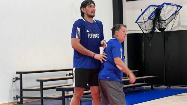 Timcone (napravo) ukazuje jún Mar Fajardo laná počas tréningu. —Poto Z stránky Facebook Fromsbp