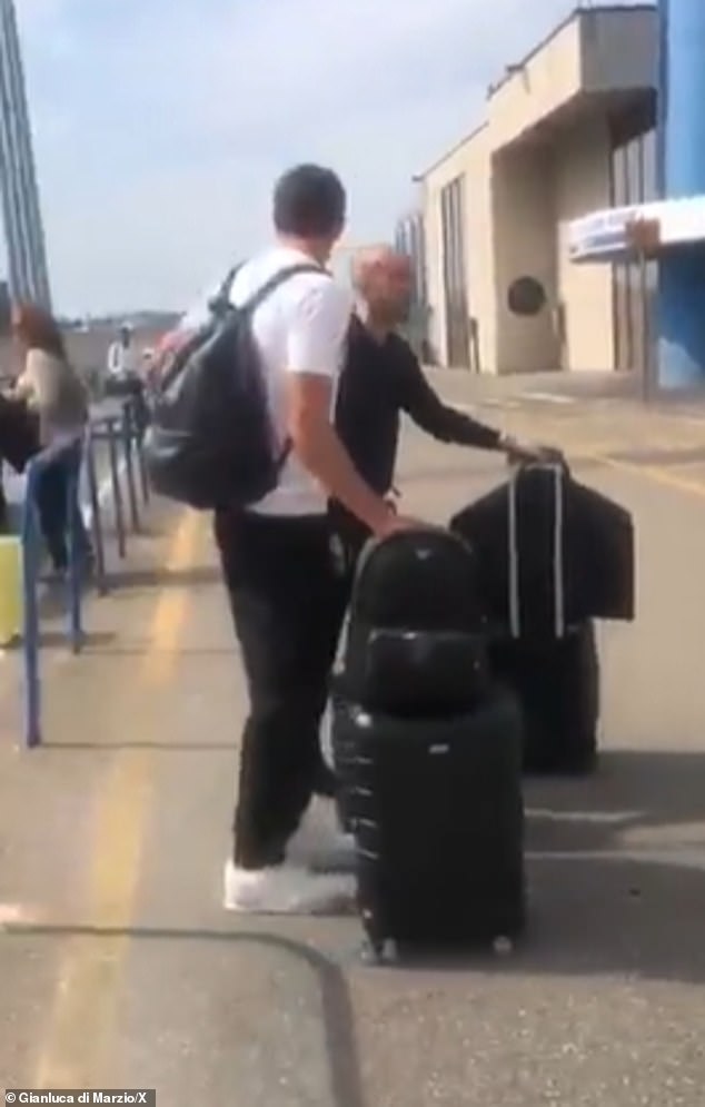 Giovanni Leoni, ktorý podpísal Liverpool, si všimol, že bude jazdiť Keďže Giovanni Leoni vo štvrtok ráno jazdí na letisku Parma na letisku Parma, Liverpool sa chystá podpísať tento rok v lete ďalší podpis.