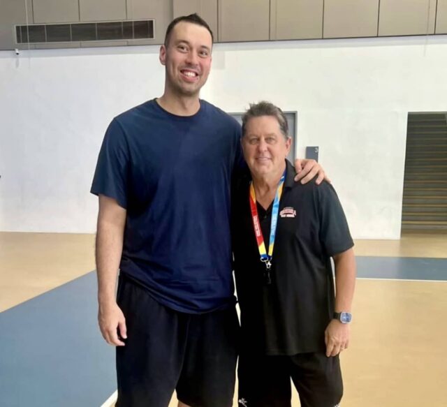 Bývalý veterán PBA Greg Slaughter Barangay Ginebra TRACK TIM CONE