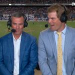 Greg Olsen (R) spoločnosti Fox Sports je pod paľbou na použitie hanlivého pojmu ako prezývka pre generálneho riaditeľa Buffalo Bills Brandon Beane (L) počas živého vysielania v nedeľu večer