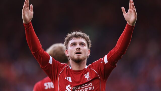 Liverpool, Anglicko - 4. augusta: Harvey Elliott z Liverpoolu počas priateľského zápasu pred sezónou medzi atletickým klubom Liverpool proti Bilbao v Anfielde 4. augusta 2025 v Liverpoole v Anglicku. (Foto: Robbie Jay Barratt - AMA/Getty Images)