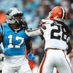 Prijímač Carolina Panthers Xavier Legette (17) a Cleveland Browns Safety Rayshawn Jenkins (28) boli zasiahnutí v piatok večer NFL v popredí