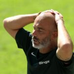 Fofana (vpravo) môže smerovať k výjazdovým dverám na moste Stamford Bridge