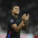 Potom, čo zmeškal trest bieleho spoluhráča počas víťaznej kampane v Spojenom kráľovstve Euro 2025, Jess Carter, ktorá bola rasovo zneužívaná, sa priznala, že dýcha „pohodlný dych“.