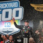 Bubba Wallace (23) prechádza cieľovou čiarou na Brickyard 400. Zdroj: Imagn