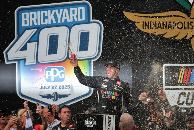 Bubba Wallace (23) prechádza cieľovou čiarou na Brickyard 400. Zdroj: Imagn