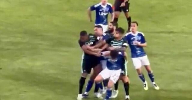 Hviezda bývalej hlavnej ligy zasiahla tvár, keď obrovská bitka vyniká v priateľskom futbalovom športe

