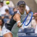Iga Swiak z Poľska sa vráti výstrel do Holandského Suzana Lamensa, počas druhého kola amerických otvorených tenisových majstrovstiev, štvrtok 28. augusta 2025 v New Yorku.