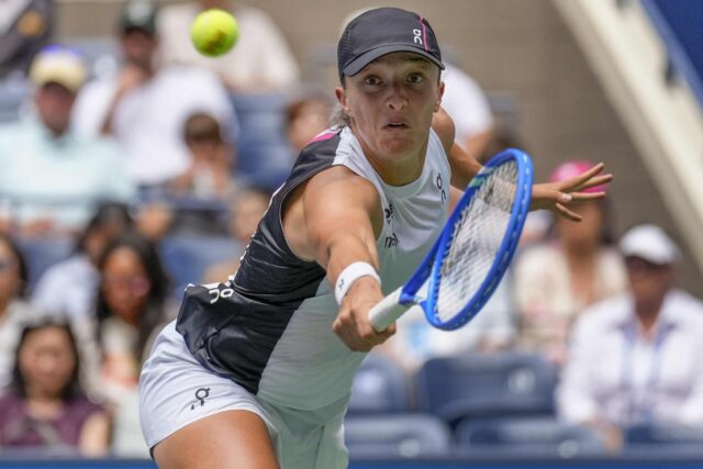 Iga Swiak z Poľska sa vráti výstrel do Holandského Suzana Lamensa, počas druhého kola amerických otvorených tenisových majstrovstiev, štvrtok 28. augusta 2025 v New Yorku.