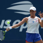 Janice Tjen z Indonézie sa vracia proti Veronike Kudermetovej počas prvého zápasu svojich žien v prvom kole v deň jedného z 2025 US Open