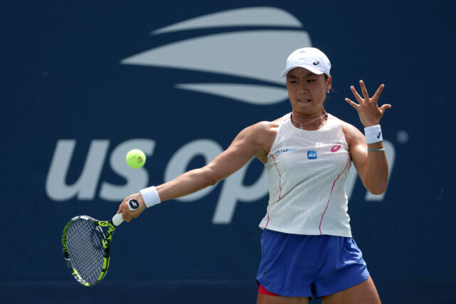 Janice Tjen z Indonézie sa vracia proti Veronike Kudermetovej počas prvého zápasu svojich žien v prvom kole v deň jedného z 2025 US Open