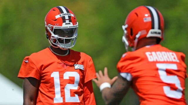 Informácie o NFL: Browns by mal obchodovať s Shedeur Sanders alebo Dillon Gabriel, ex-QB tvrdí 

