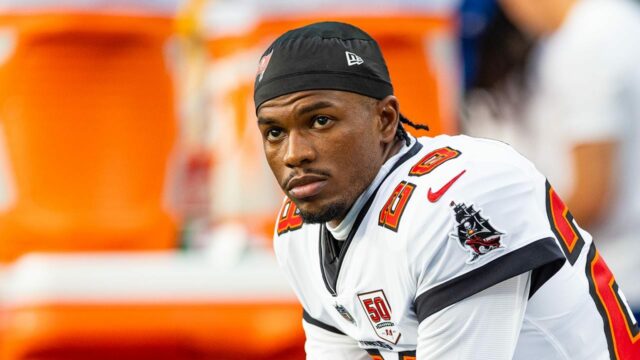 Informácie o NFL: Bucs sa vzdávajú Shilo Sanders po vyhadzovaní 

