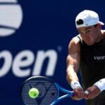 Jannik Sinner a Draper (vo fialovej) na konci svojho semifinále na 2024 US Open.