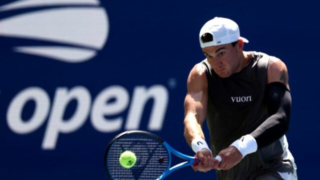 Jannik Sinner a Draper (vo fialovej) na konci svojho semifinále na 2024 US Open.