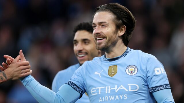Manchester, Anglicko - 2. apríla: Jack Grealish z Manchester City oslavuje bodovanie prvého gólu svojho tímu počas zápasu Premier League medzi Manchester City FC a Leicester City FC na štadióne Etihad 2. apríla 2025 v Anglicku v Manchestri. (Foto: Obrázky Michael Steele/Getty)