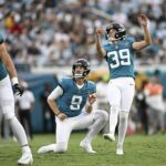 Sedadlá umiestnia kicker Cam Little Field Gate, aby držal Punter Logan Cooke