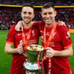 James Milner, aby urobil poctu bývalému tímu Diogo Jota s kľúčom k číslu dresu