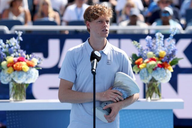 World číslo jedna Jannik Sinner, ktorý bol nútený odísť do dôchodku počas finále Cincinnati Open, a hranie partnera Katerina Siniakova sa stiahol z US Open Open Mixal Drodes Draw, organizátori turnaja potvrdili v utorok.