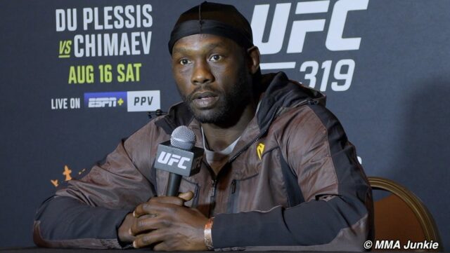 Jared Cannonier nehrá analytikov '' Reindeer Games 'pred UFC 319

