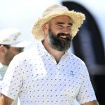 Jason Kelce otvoril svoju hudobnú kariéru a albumy, ktoré urobil na Vianoce