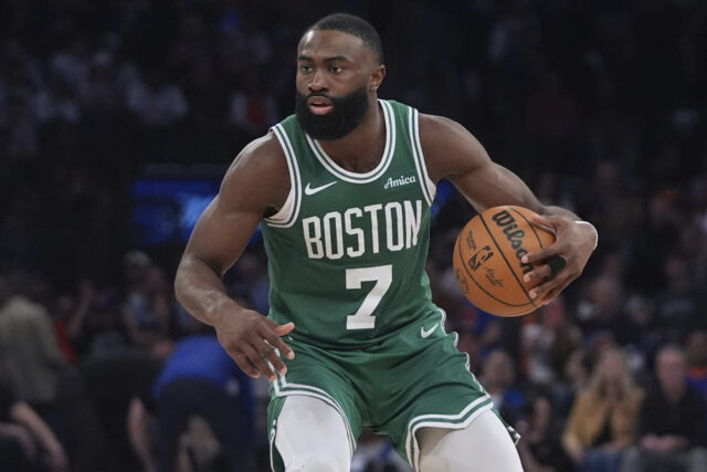 Otec Boston Celtics All-Star Jaylen Brown bol zatknutý v Las Vegas a obvinený z pokusu o vraždu potom, čo údajne bodol iného muža na parkovisko.