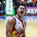 Jericho Cruz de San Miguel Bemenmen počas finále filipínskeho pohára PBA proti TNT tnt tnt tnt Tnt Tropang 5G.