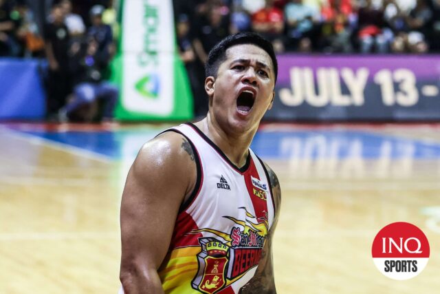 Jericho Cruz de San Miguel Bemenmen počas finále filipínskeho pohára PBA proti TNT tnt tnt tnt Tnt Tropang 5G.