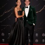 Hviezda Sydney Swans Star Errol Gulden (na obrázku s partnerom Grace Scott) ocenila a vytvorila v nedeľu fanúšikov Footy za účasť v Sydney-over